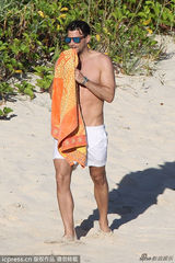 奥利维亚携未婚夫沙滩湿身肉搏 野性陶醉忘我