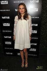 组图：娜塔莉现身奥斯卡派对 穿孕妇装笑靥如花