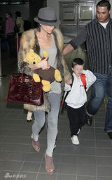 幻灯图集：维多利亚现身机场 克鲁兹独享母爱