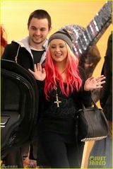 组图：克里斯汀娜火焰红发 牵男友幸福甜笑