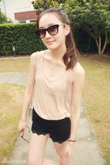组图：王茗街拍LOOK 裸色上衣搭黑色短裤