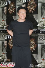 组图：陈奕迅开唱造型似黑山老妖 少说话多唱歌