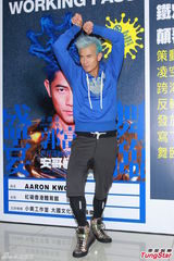 高清图：郭富城透视装秀胸肌 演唱会虚惊一场