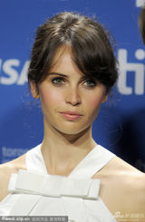 组图：《看不见的女人》琼斯被导演摸肩蜜笑