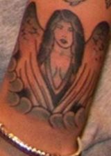 组图：比伯添天使纹身疑念旧爱 全身共达14个
