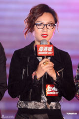 组图：周笔畅大胆红唇妆赴港 为圣诞礼“亮灯” 