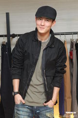 组图：陈冠希举办改版签书会 自曝与女友无结婚打算