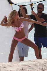 组图：超模坎蒂丝海边拍写真 性感比基尼上阵