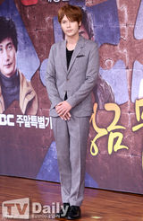 组图：韩星UEE丁一宇《黄金彩虹》牵手励志