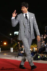 组图：刘俊相亮相大钟红毯 格纹西装雅痞范