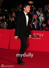 组图：李贤宇金素妍等星亮相釜山电影节开幕式