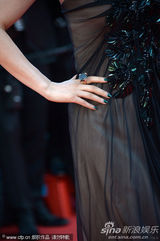 组图：李冰冰戛纳走秀长裙曳地露酥胸
