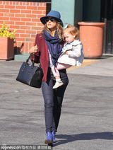 组图：杰西卡红西装抱女出行 大秀母爱小女俏皮