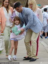 组图：阿尔芭全家赴复活节派对 囧娃调皮露底