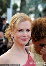 组图：妮可戛纳走秀风情露背 真空激凸艳光四射