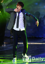 组图：EXO与2PM等唱响亚洲音乐节劲歌热舞