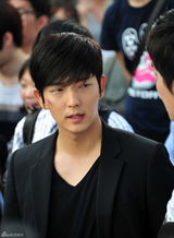 高清图：《TwoWeeks》剧照 朴河宣被李准基袭胸