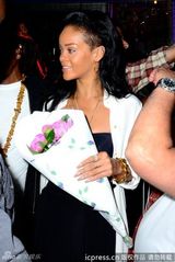 组图：蕾哈娜内衣外穿赶赴纹身会所 粉丝激动献花