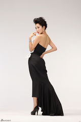 组图：杜若溪黑礼服写真秀美背显高贵