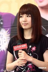 幻灯组图：S.H.E获赠手工金缕衣 加冕代言女王