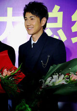 组图：何明翰亮相金鸡奖红地毯 尽显型男本色