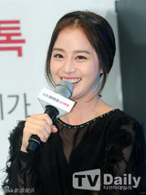 组图：金泰熙甜美站台 V领透视裙小秀性感