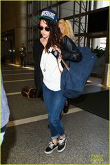 组图：暮光女现身机场一路黑面 帕丁森传新恋情