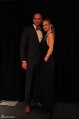 组图：国际明星滑雪节慈善晚宴红毯