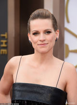 组图：女星薇儿拉-贝坦丝亮相 吊带黑裙性感