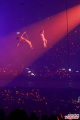 组图：东方神起开唱 劲歌热舞粉丝high不停