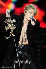 组图：JYJ金在中个唱激情 敞上衣露点显妖娆范