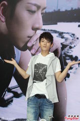 组图：陈翔上海签售帅气十足 不时整理发型