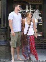 组图：麦莉-赛勒斯与男友如胶似漆 街头索吻 