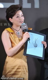 组图：刘嘉玲助阵杨澜新店开业 半秀香肩风情万种