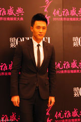 组图：杜淳助阵优雅盛典 黑色西装魅力有型