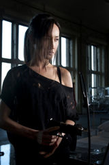 组图：MaggieQ化身性感女特工 比基尼热辣魅惑