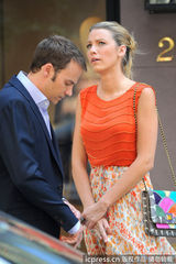 组图：莱弗利碎花裙赶拍《绯闻女孩》 搞怪表情不断