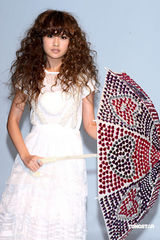 幻灯图集：杨丞琳长卷发似洋娃娃 白蕾丝裙可爱