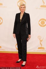 组图：《欢乐合唱团》简-林奇干练亮相艾美红毯