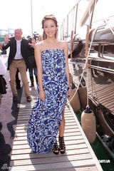 高清图：谢婷婷清凉亮相宣传豪华游艇