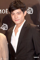 组图：徐若瑄衣服被台风吹起 忧心走光花容失色