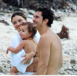 超模可儿携夫抱子海边拥吻 布鲁姆现吻痕(图)