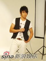 幻灯图集：吴奇隆写真秀真功夫 电力十足忙翻天