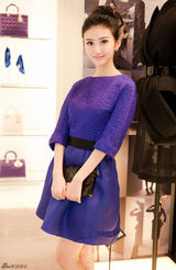 组图：景甜出席品牌时装周 精致时尚品味获赞誉