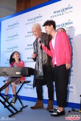 组图：玉置浩二与妻子恩爱 个唱邀李克勤