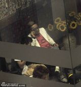 组图：高凌风携全家搭机游泰国 内地捞金吃盒饭