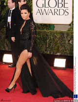 组图：金球红毯女星争艳 秀玉腿露美背