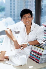 组图：草根大叔李崇霄温馨春日照爱意浓浓