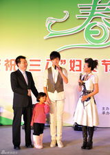 高清组图：新版《红楼梦》主演与两会代表共度佳节 