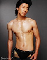 组图：张亮早期雷人照曝光 长发飘飘扮女妆